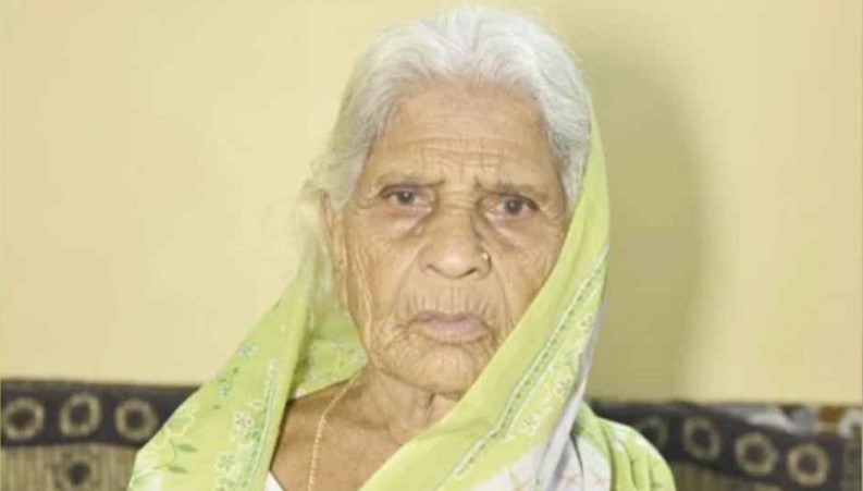 চলছিল শেষকৃত্যের অনুষ্ঠান, উঠে কেক কাটলেন বৃদ্ধা